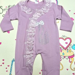 Луксозен бебешки гащеризон в лилаво с дантела и лента за коса ,,Лебед Луксозен бебешки гащеризон в лилаво с дантела и лента за коса ,,Лебед