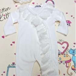 Бебешки гащеризон в бяло с дантела и лента за коса Бебешки гащеризон в бяло с дантела и лента за коса