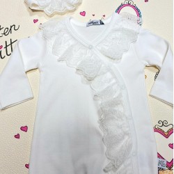 Бебешки гащеризон в бяло с дантела и лента за коса