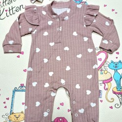 Бебешки гащеризон в цвят мока на сърчица с къдрички с лента Бебешки гащеризон в цвят мока на сърчица с къдрички с лента