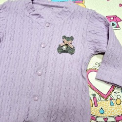 Бебешки гащеризон в лилаво с апликация на меченце