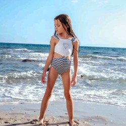 Детски цял бански в бяло и тъмносиньо с изрязани детайли  Диамант