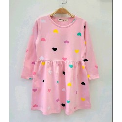 Детска рокля в розово с разноцветни сърца Детска рокля в розово с разноцветни сърца
