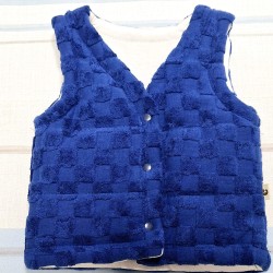 Бебешки мек ватиран елек в синьо Бебешки мек ватиран елек в синьо