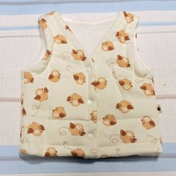 Бебешки мек ватиран елек в екрю с пиленца Бебешки мек ватиран елек в екрю с пиленца