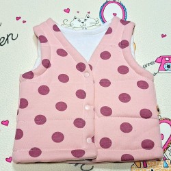 Бебешки мек ватиран елек в розово на точки Бебешки мек ватиран елек в розово на точки