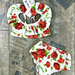 Детски бански от 2 части с красиви рози Детски бански от 2 части с красиви рози