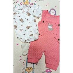 Бебешки комплект с гащеризон,боди и чорапки в корал със зайчета Бебешки комплект с гащеризон,боди и чорапки в корал със зайчета
