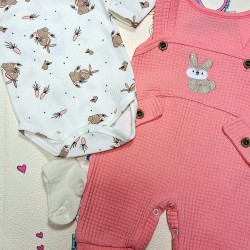 Бебешки комплект с гащеризон,боди и чорапки в корал със зайчета Бебешки комплект с гащеризон,боди и чорапки в корал със зайчета