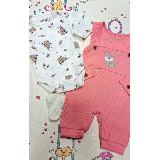 Бебешки комплект с гащеризон,боди и чорапки в корал със зайчета