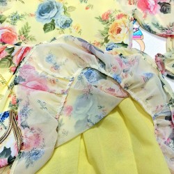 Детска ефирна рокля в жълто на красиви цветя с чантичка