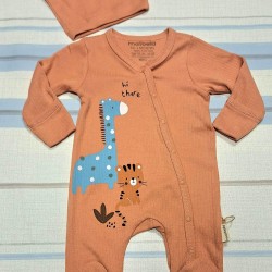 Бебешки гащеризон в кафяво с шапка Жирафче и тигър Бебешки гащеризон в кафяво с шапка Жирафче и тигър