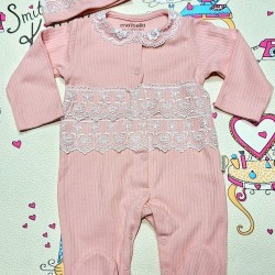 Бебешки гащеризон в розово с дантела и шапка Бебешки гащеризон в розово с дантела и шапка