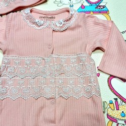 Бебешки гащеризон в розово с дантела и шапка