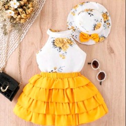 Красив летен детски комплект от пола,блуза и шапка в бяло и жълто с рози Красив летен детски комплект от пола,блуза и шапка в бяло и жълто с рози