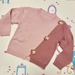 Детски пуловер от меко плетиво в нежно розово с цветчета