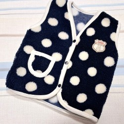 Бебешки пухкав елек в тъмносиньо на бели точки