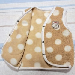 Бебешки пухкав елек в бежово на бели точки