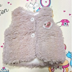 Бебешко меко и пухкаво елече в бежово Бебешко меко и пухкаво елече в бежово