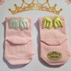Бебешки чорапи в розово или червено  Ангелски крилца