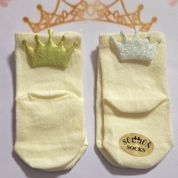 Бебешки чорапи в бяло или екрю  Коронка