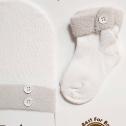 Бебешки памучен комплект от шапка и чорапи в бяло и екрю