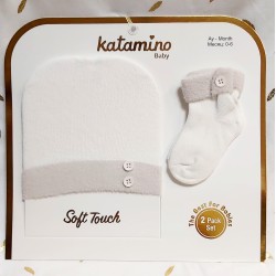 Бебешки памучен комплект от шапка и чорапи в бяло и екрю Бебешки памучен комплект от шапка и чорапи в бяло и екрю