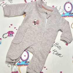 Красив бебешки гащеризон в бежово с лека златиста нишка Красив бебешки гащеризон в бежово с лека златиста нишка