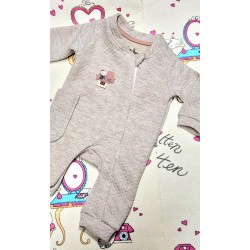 Красив бебешки гащеризон в бежово с лека златиста нишка Красив бебешки гащеризон в бежово с лека златиста нишка