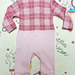 Бебешки елегантен гащеризон в розово каре с цвете и яка