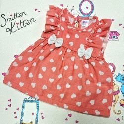 Детска лятна рокля в цвят корал на бели сърца Детска лятна рокля в цвят корал на бели сърца