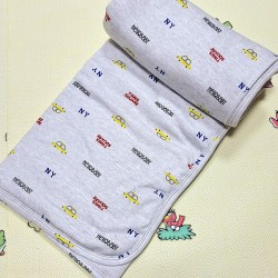 Ватирана бебешка пелена/одеяло в сиво с колички Ватирана бебешка пелена/одеяло в сиво с колички