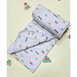 Ватирана бебешка пелена/одеяло в сиво с колички Ватирана бебешка пелена/одеяло в сиво с колички