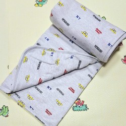 Ватирана бебешка пелена/одеяло в сиво с колички Ватирана бебешка пелена/одеяло в сиво с колички