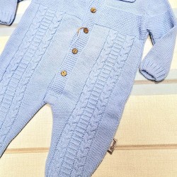 Бебешки плетен гащеризон в светло синьо с яка Бебешки плетен гащеризон в светло синьо с яка