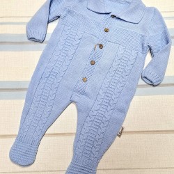 Бебешки плетен гащеризон в светло синьо с яка