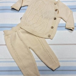 Бебешки комплект от фино плетиво в бежово Бебешки комплект от фино плетиво в бежово