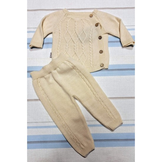 Бебешки комплект от фино плетиво в бежово Бебешки комплект от фино плетиво в бежово