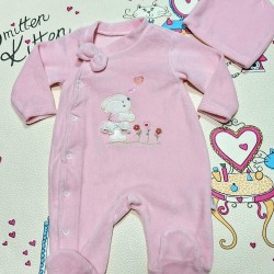 Бебешки плюшен гащеризон в розово с панделка и шапка