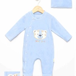 Бебешки плюшен гащеризон в синьо с шапка Лъвчо Бебешки плюшен гащеризон в синьо с шапка Лъвчо