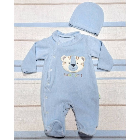 Бебешки плюшен гащеризон в синьо с шапка Лъвчо Бебешки плюшен гащеризон в синьо с шапка Лъвчо