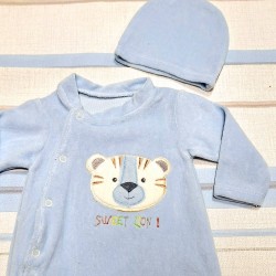 Бебешки плюшен гащеризон в синьо с шапка Лъвчо Бебешки плюшен гащеризон в синьо с шапка Лъвчо