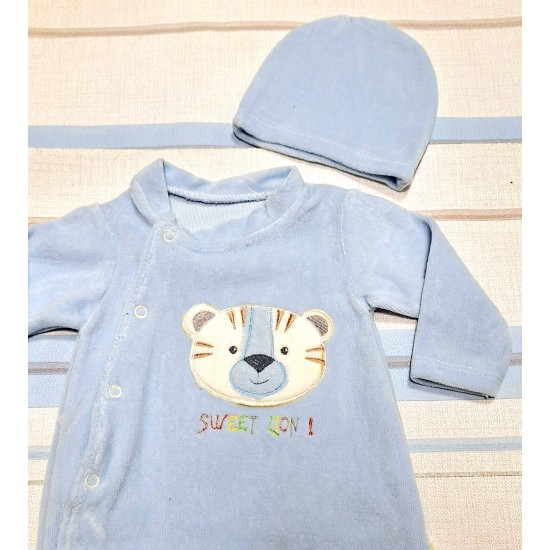 Бебешки плюшен гащеризон в синьо с шапка Лъвчо Бебешки плюшен гащеризон в синьо с шапка Лъвчо