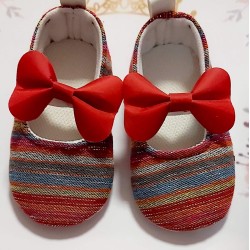 Бебешки буйки в червено райе с червена панделка  Пепеляшка