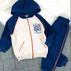 Детски спортен ватиран комплект със суичър в синьо и бежово Детски спортен ватиран комплект със суичър в синьо и бежово