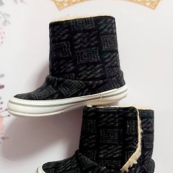 Бебешки пухкави ботушки с вълна в графитено сиво каре Бебешки пухкави ботушки с вълна в графитено сиво каре