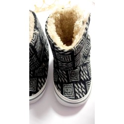 Бебешки пухкави ботушки с вълна в светло сиво каре Бебешки пухкави ботушки с вълна в светло сиво каре