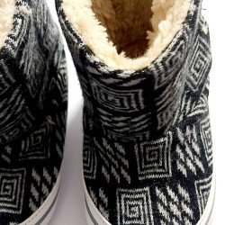 Бебешки пухкави ботушки с вълна в светло сиво каре