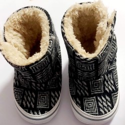 Бебешки пухкави ботушки с вълна в светло сиво каре Бебешки пухкави ботушки с вълна в светло сиво каре