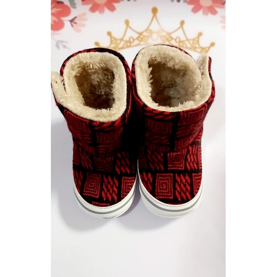 Бебешки пухкави ботушки с вълна в червено каре